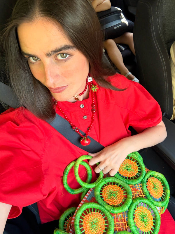 Inés con su collar de tomates de porcelana pintada a mano y cristal artesanal