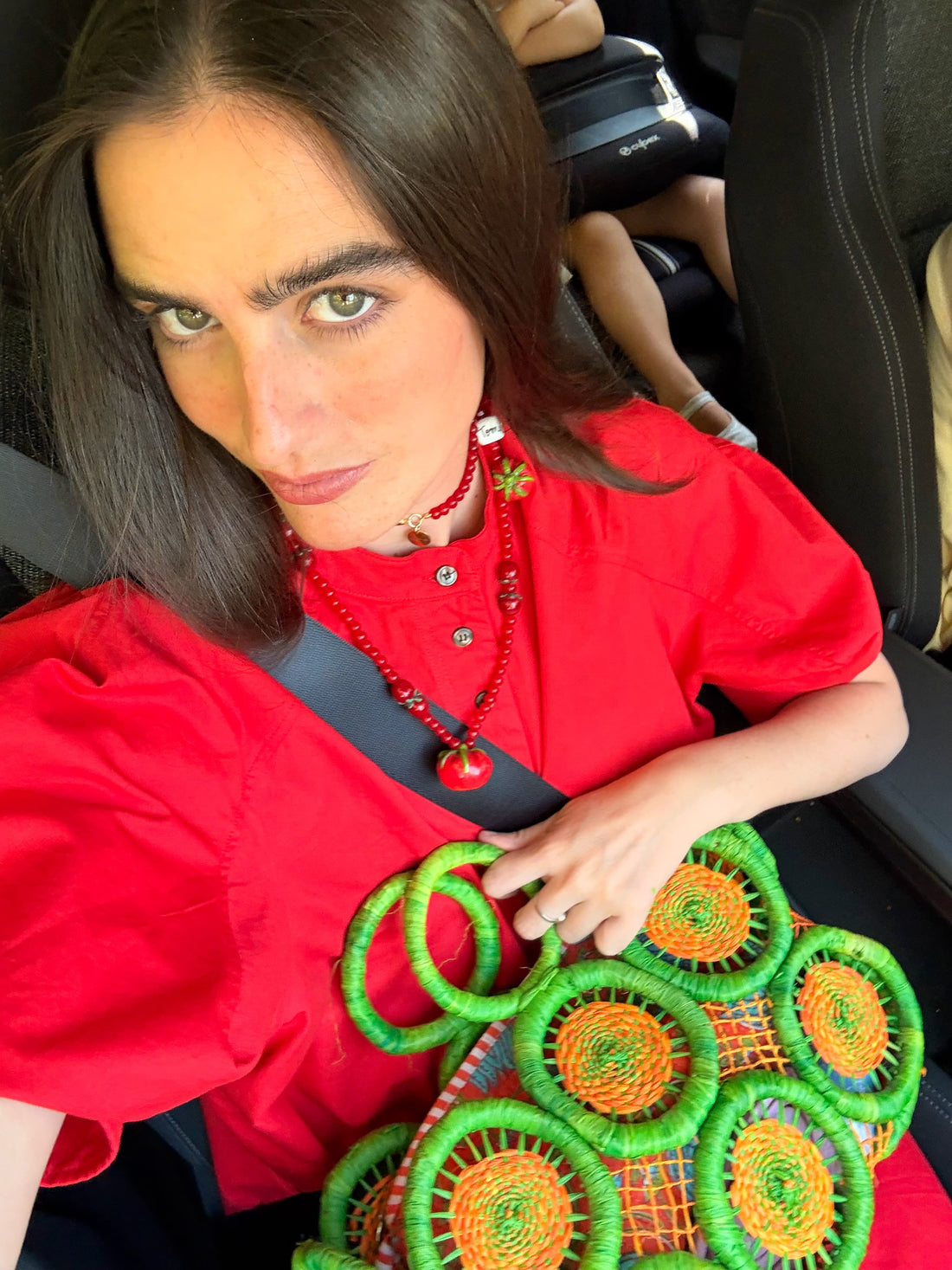 Inés con su collar de tomates de porcelana pintada a mano y cristal artesanal