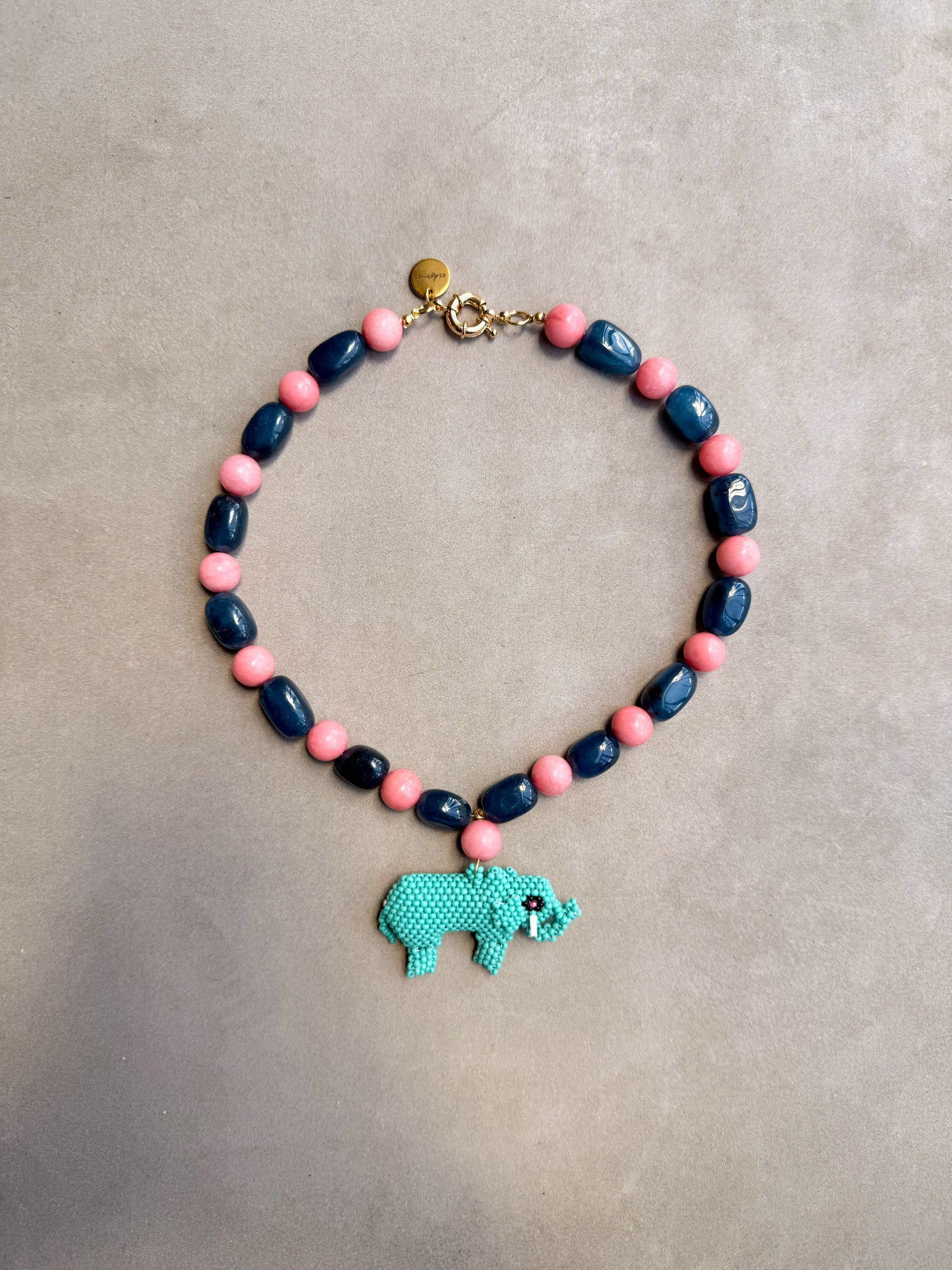 Collar Elefante artesanal vista frontal hecho a mano | esdeinés