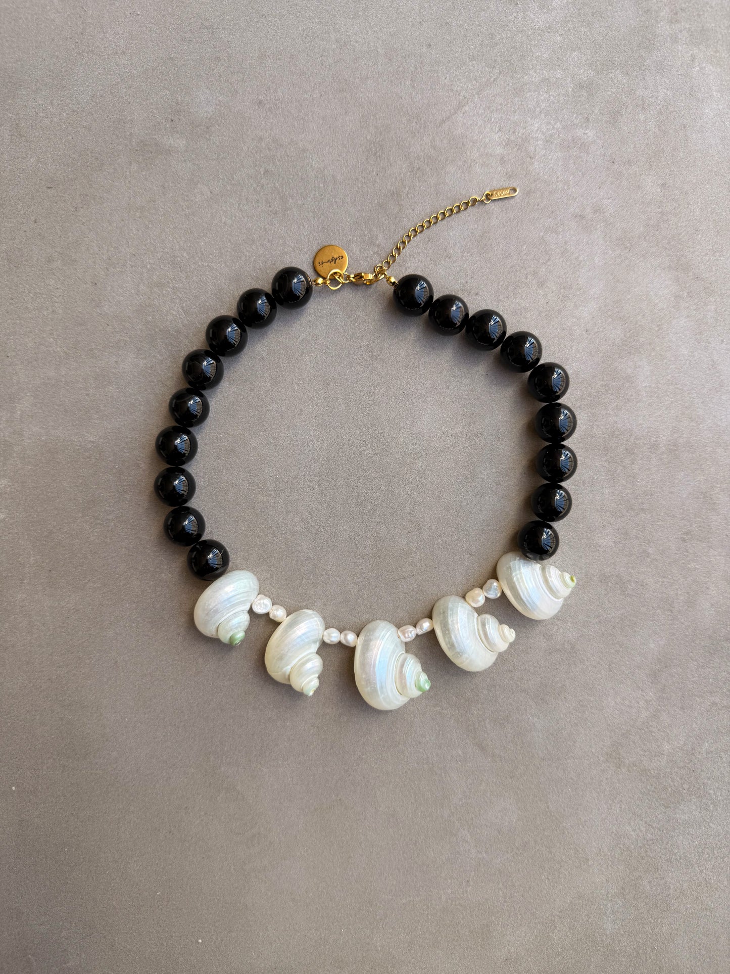 Collar mini caracolas naturales artesanal hecho a mano — producto frontal | esdeinés