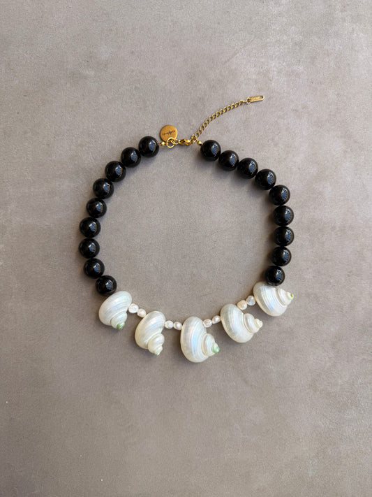 Collar mini caracolas naturales artesanal hecho a mano — producto frontal | esdeinés