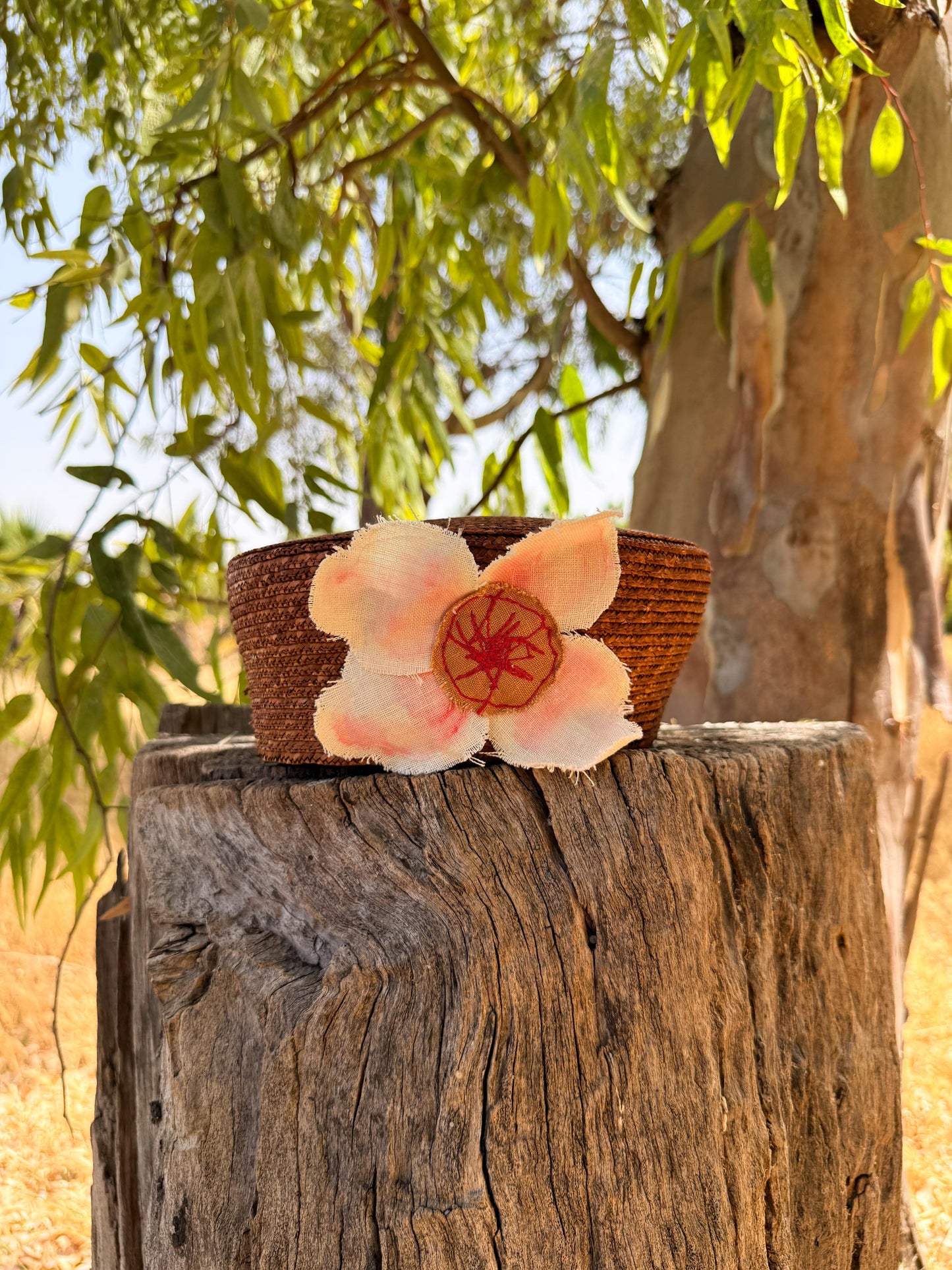 Casquete de palma artesanal con flor de lino, editorial | esdeinés