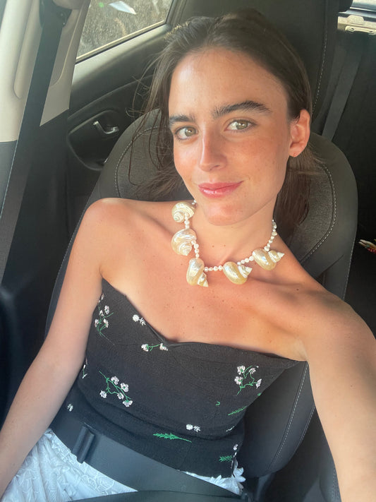 Collar caracolas turbo naturales y perlas artesanal — detalle 4 | esdeinés