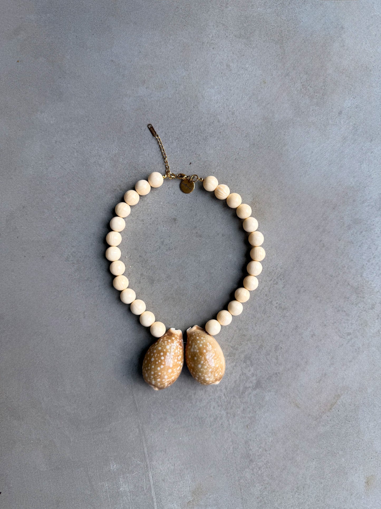 Collar Twin Cauri concha natural gigante artesanal reverso| esdeinés