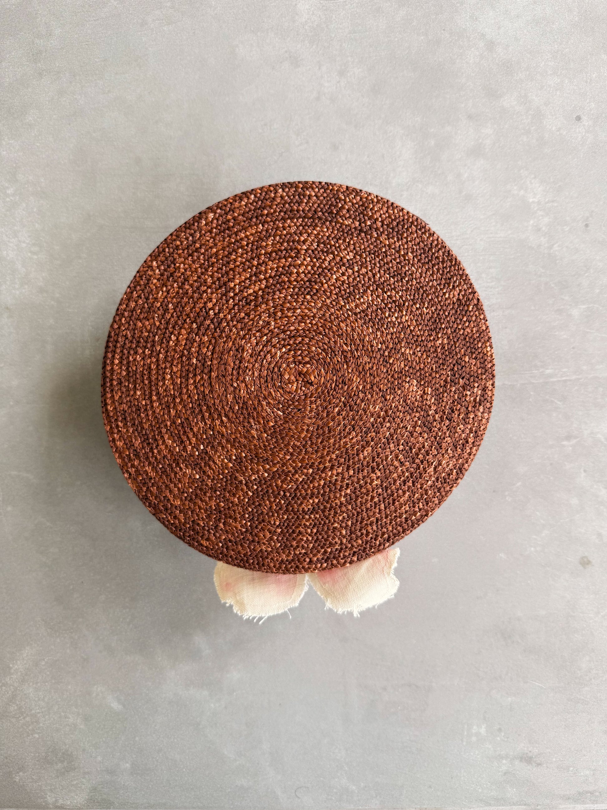 Casquete de palma artesanal visto desde arriba | esdeinés