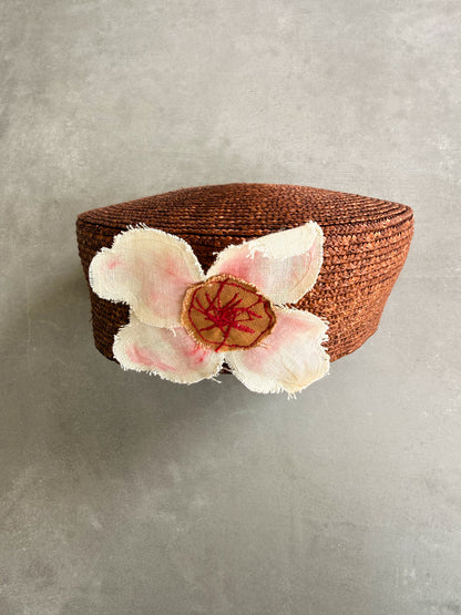 Casquete de palma color chocolate con flor de lino, frontal | esdeinés