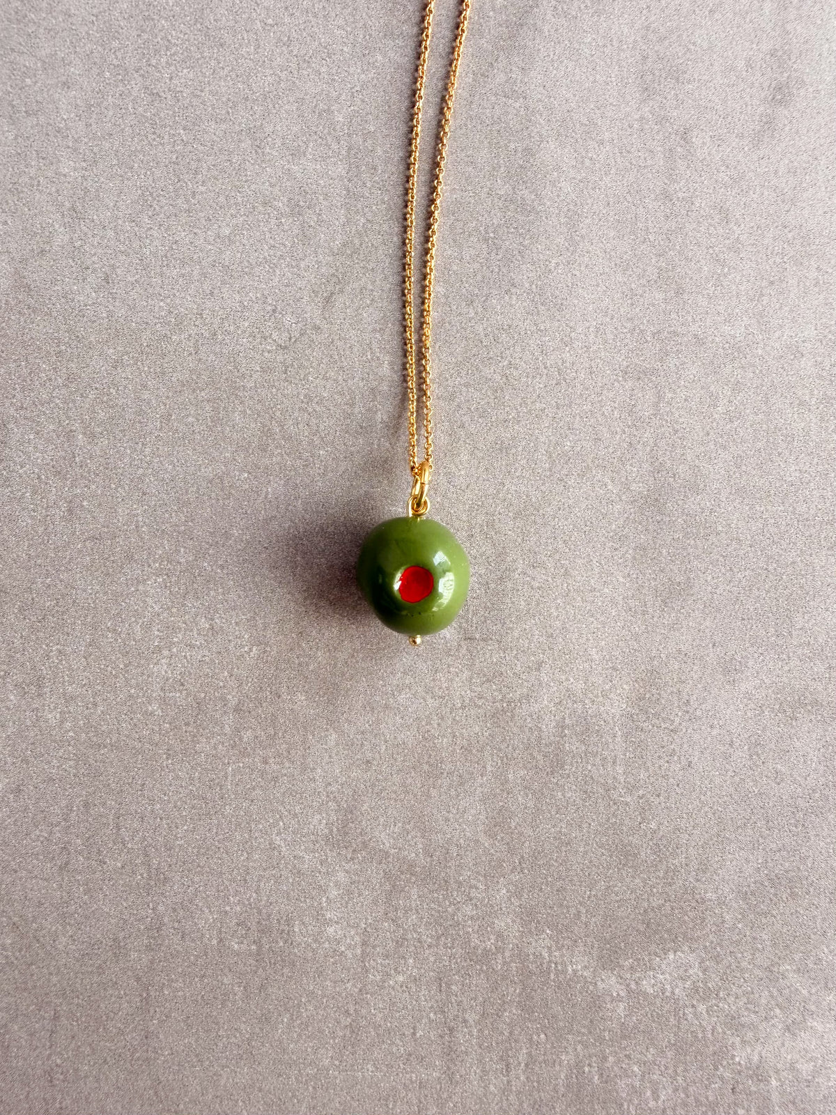 Charm aceituna artesanal en cadena, pieza única | esdeinés