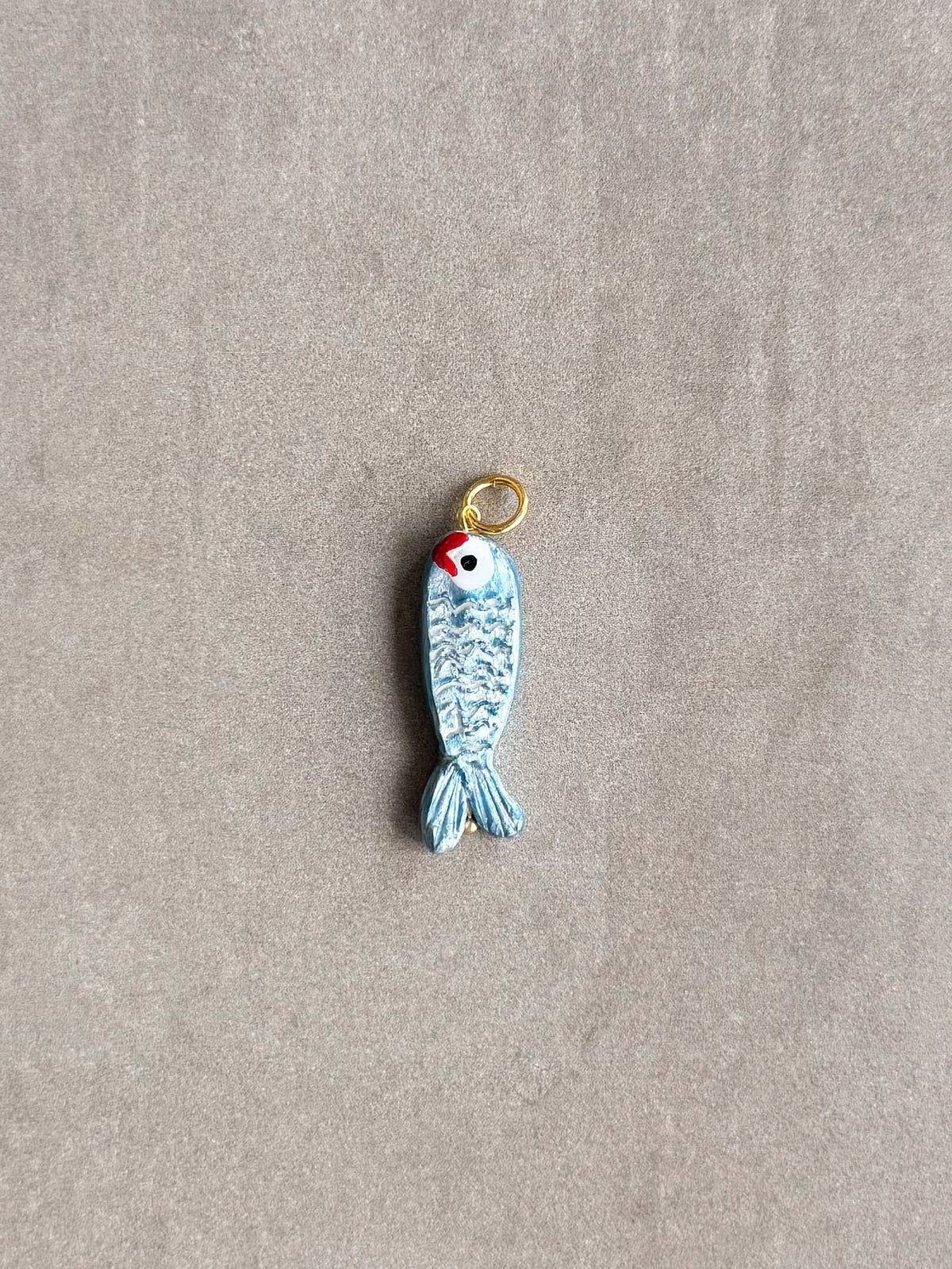Charm sardina artesanal de porcelana pintada a mano | esdeinés