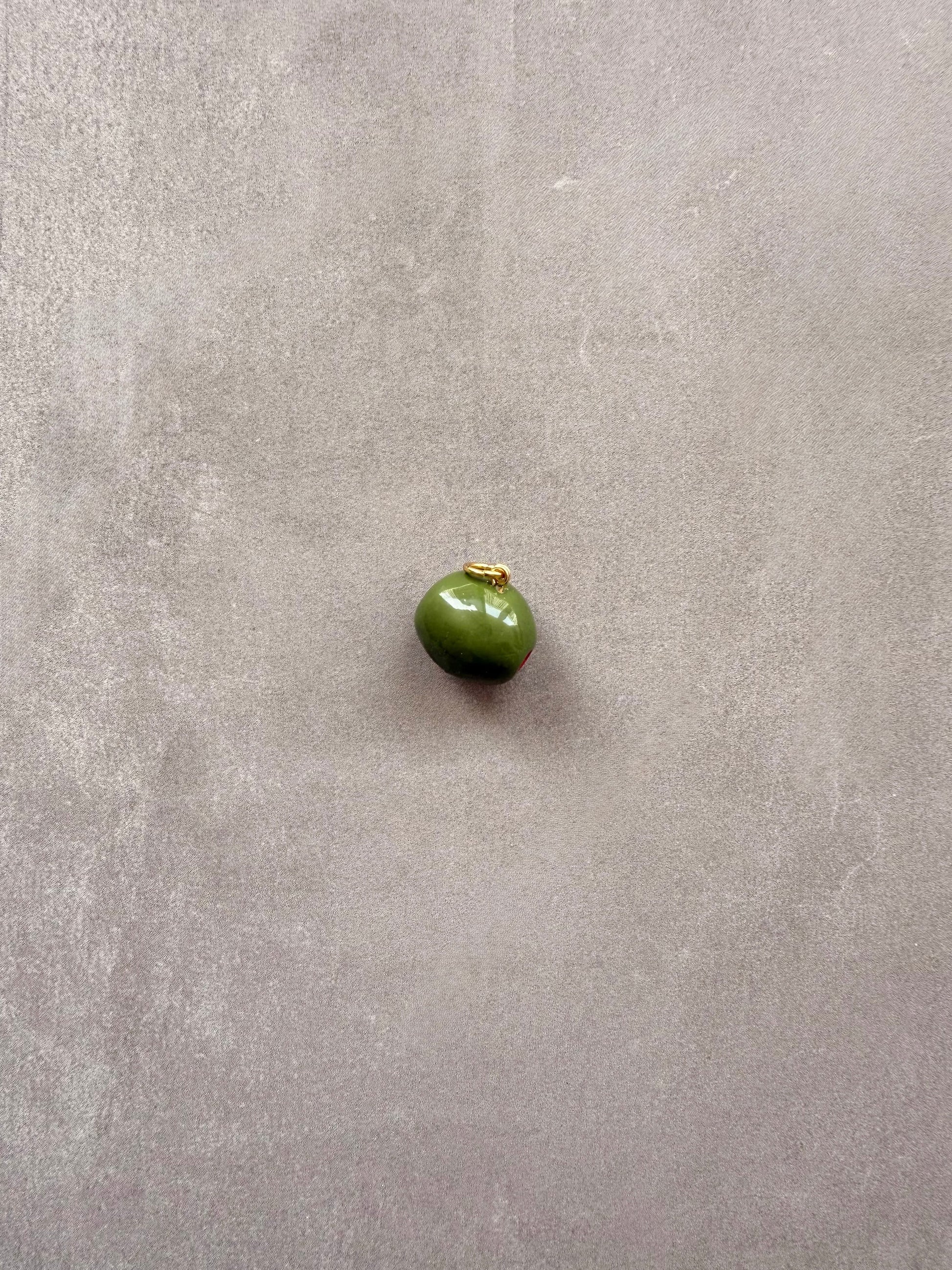 Charm aceituna artesanal de porcelana fría pintada a mano | esdeinés