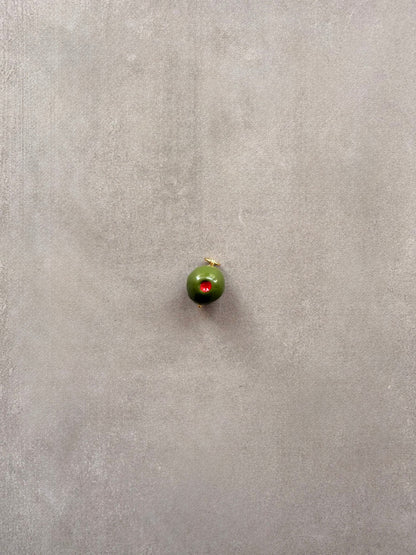 Detalle del charm aceituna hecho a mano en porcelana | esdeinés