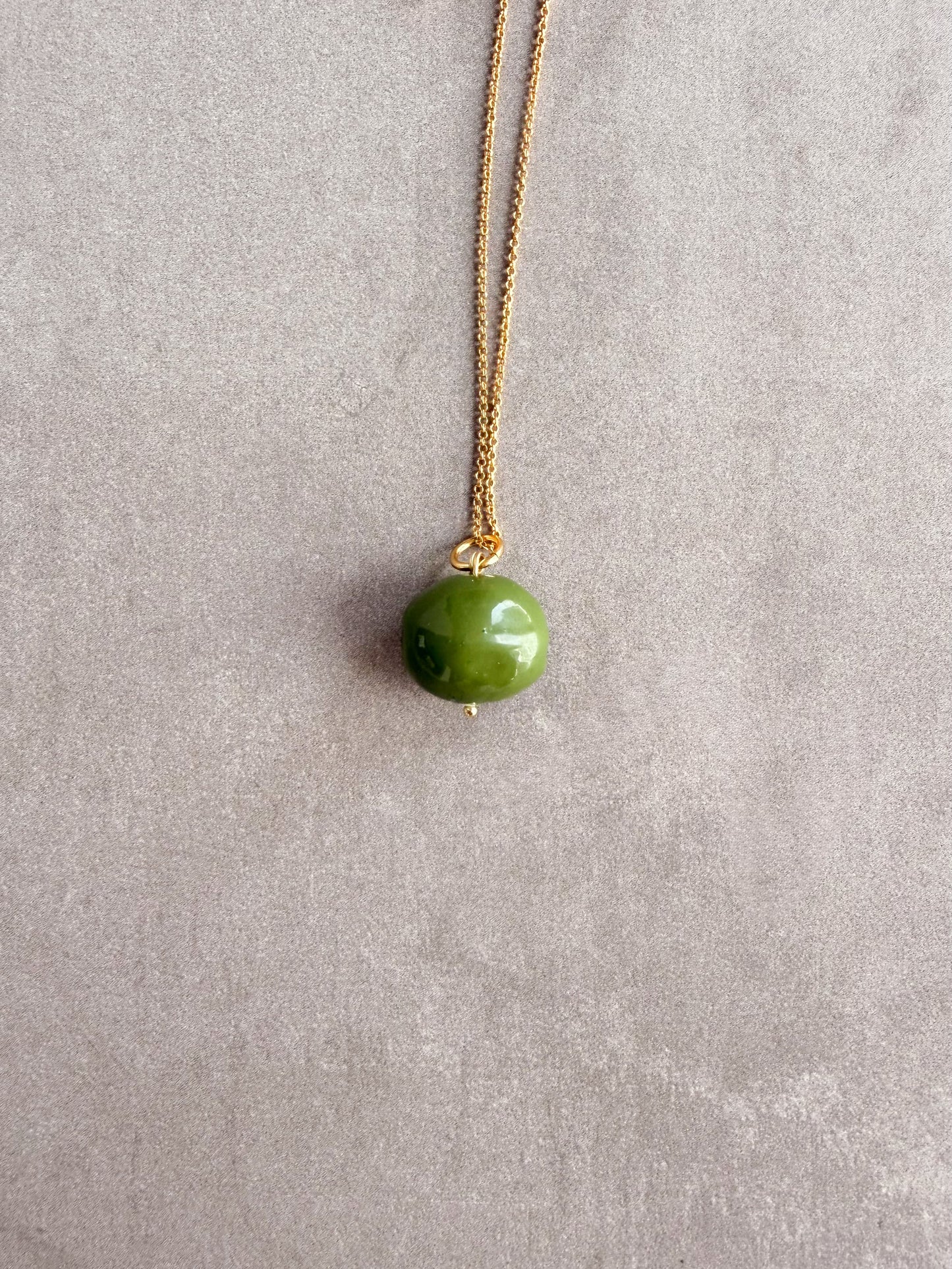 Charm aceituna colgado de una cadena bañada en oro de 18k | esdeinés