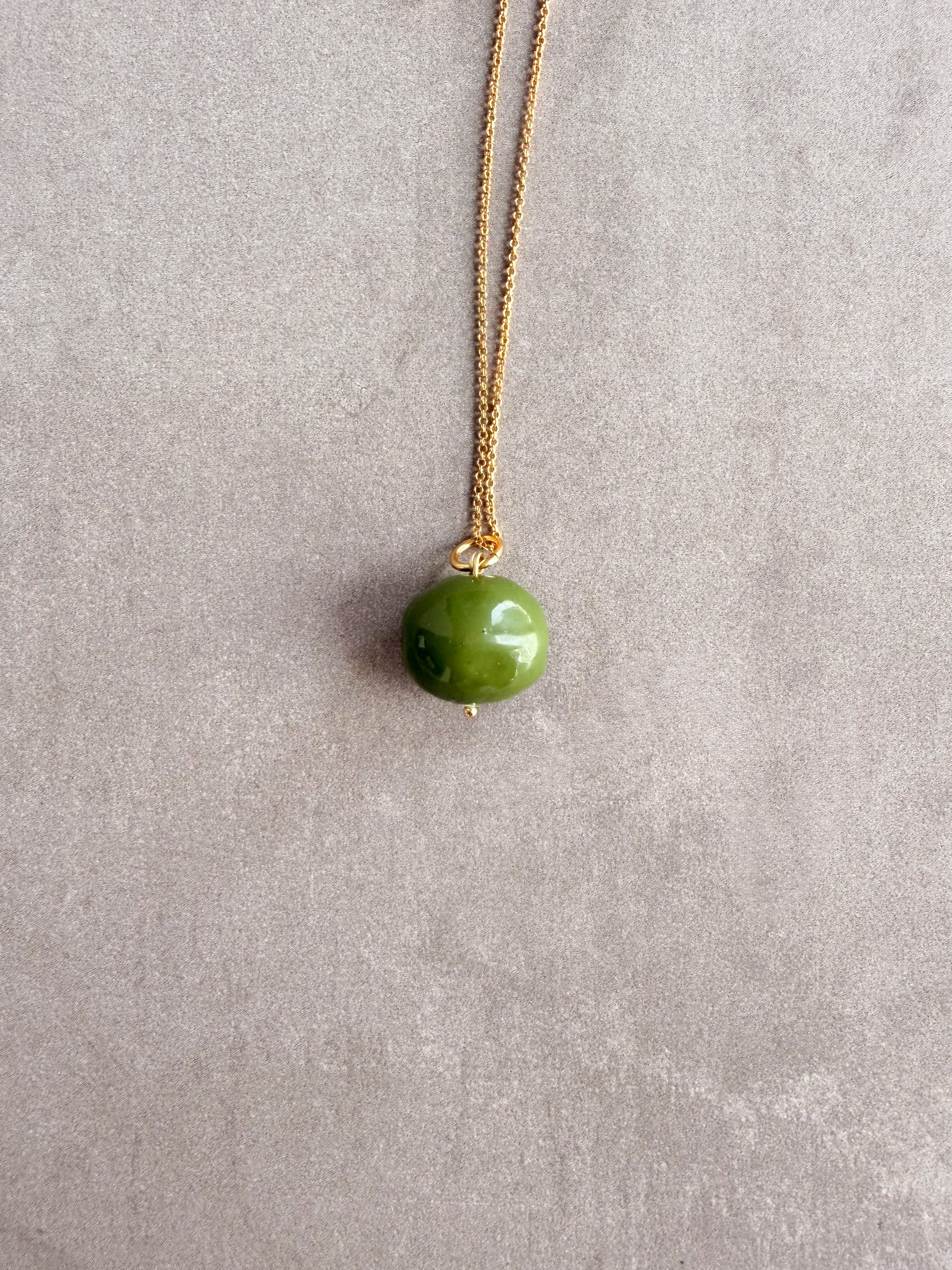 Charm aceituna colgado de una cadena bañada en oro de 18k | esdeinés