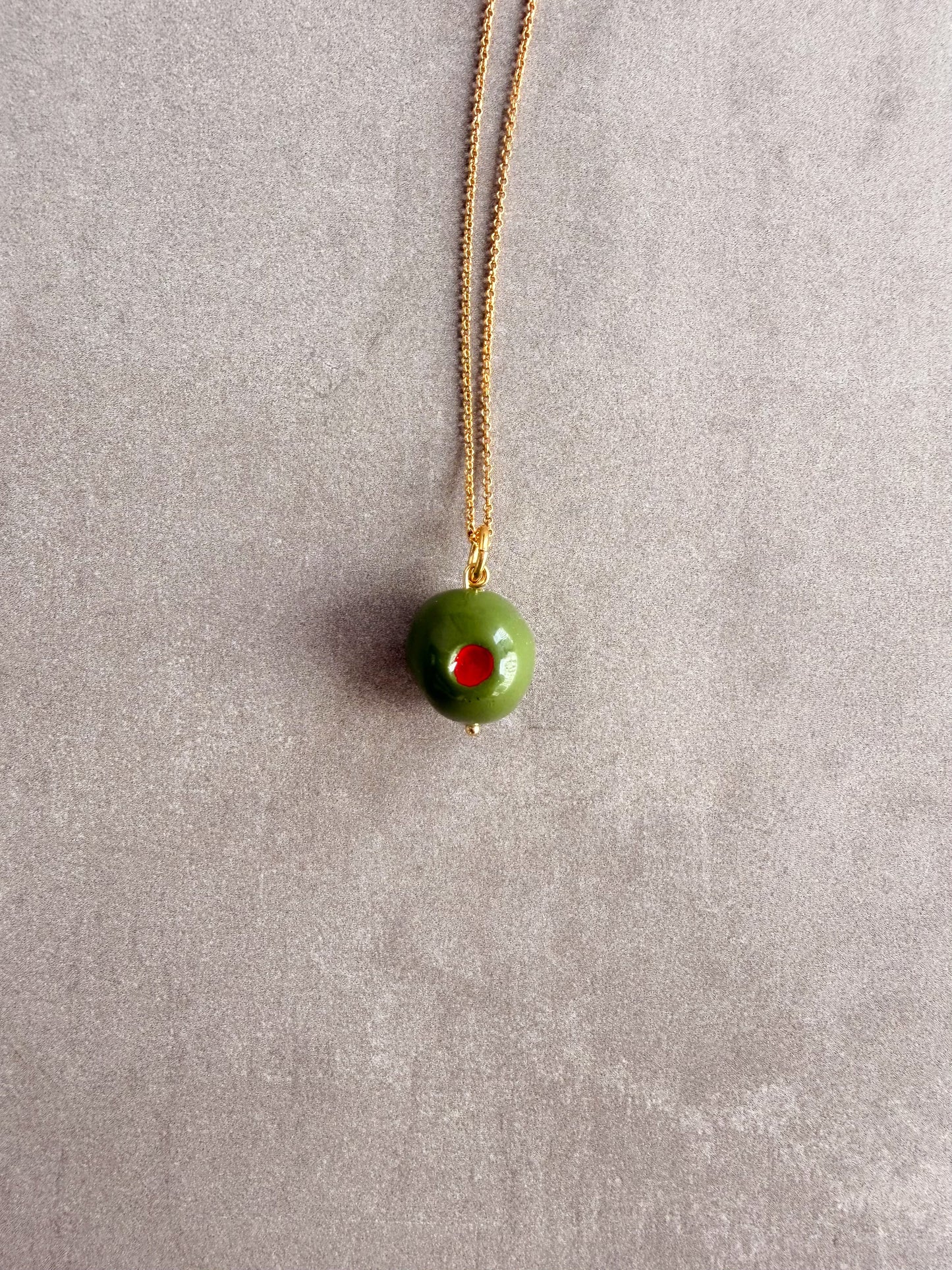 Charm aceituna artesanal en cadena, pieza única | esdeinés