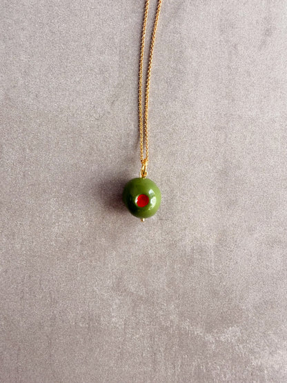 Charm aceituna artesanal en cadena, pieza única | esdeinés