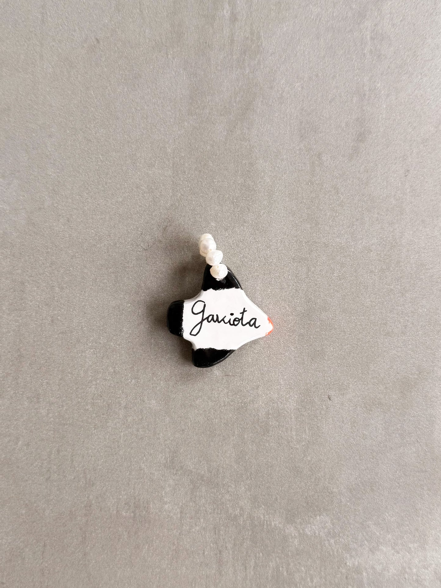 Parte trasera del charm gaviota hecho a mano en porcelana | esdeinés
