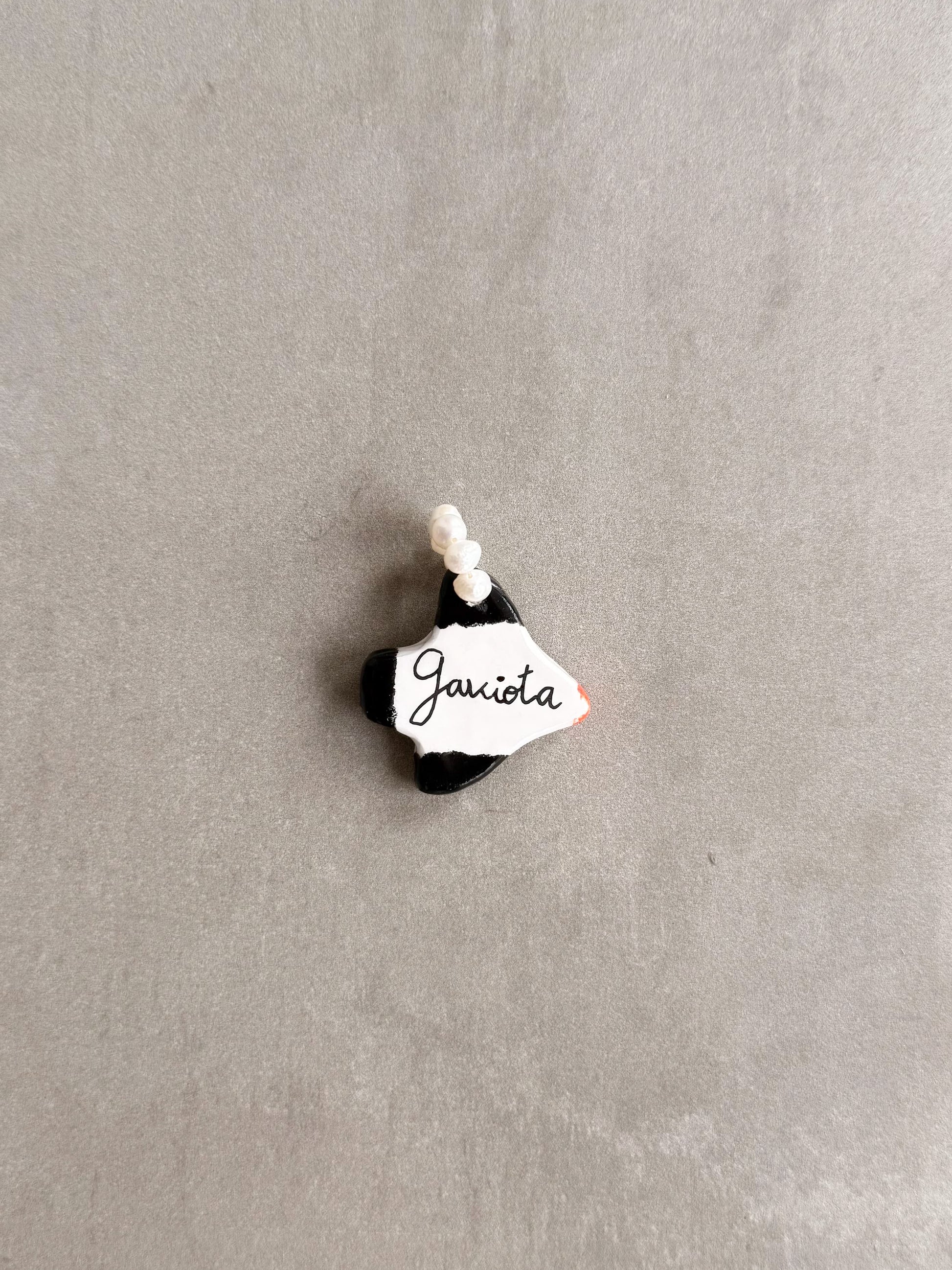 Parte trasera del charm gaviota hecho a mano en porcelana | esdeinés
