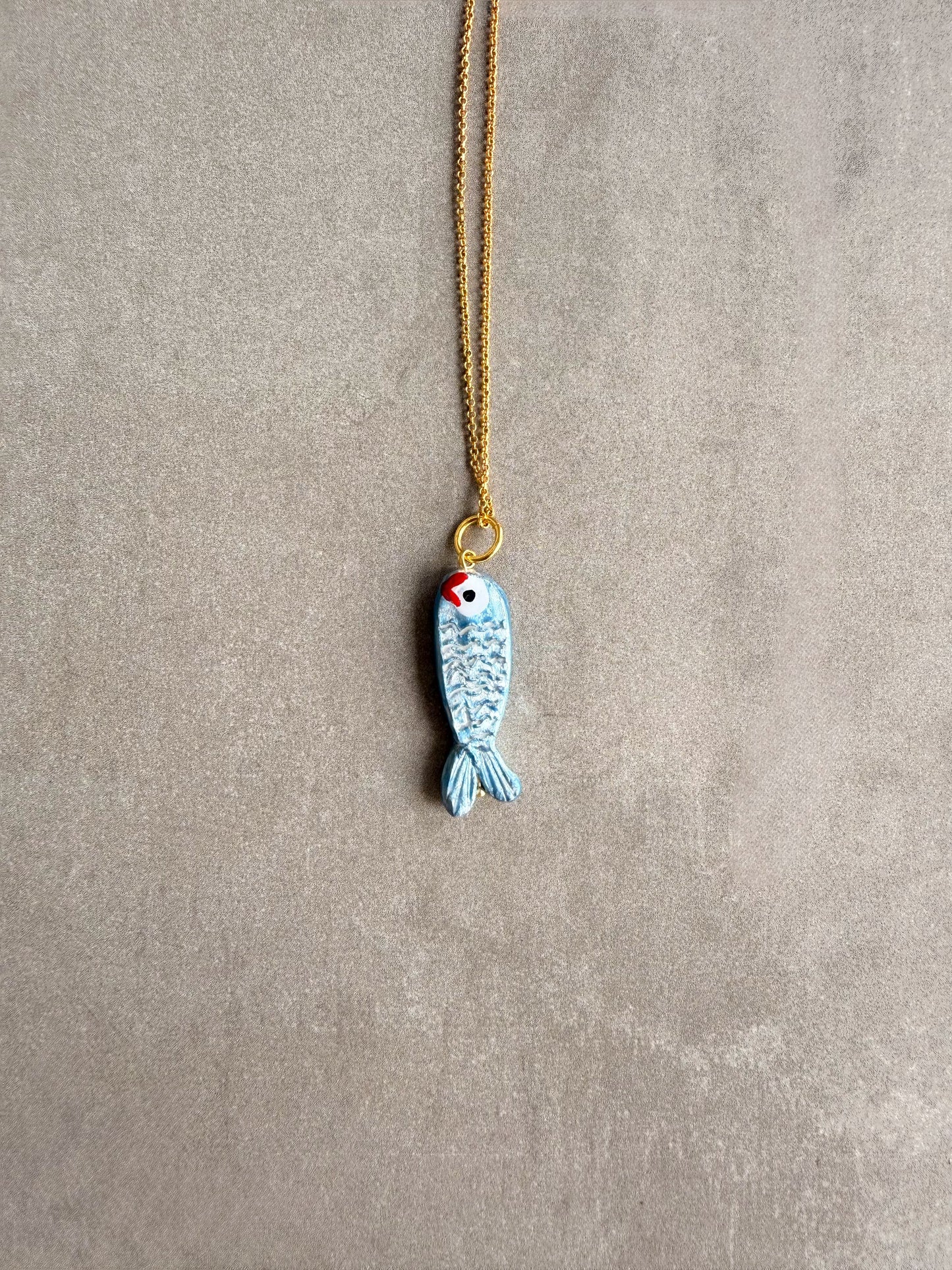 Charm sardina colgado de una cadena bañada en oro de 18k | esdeinés