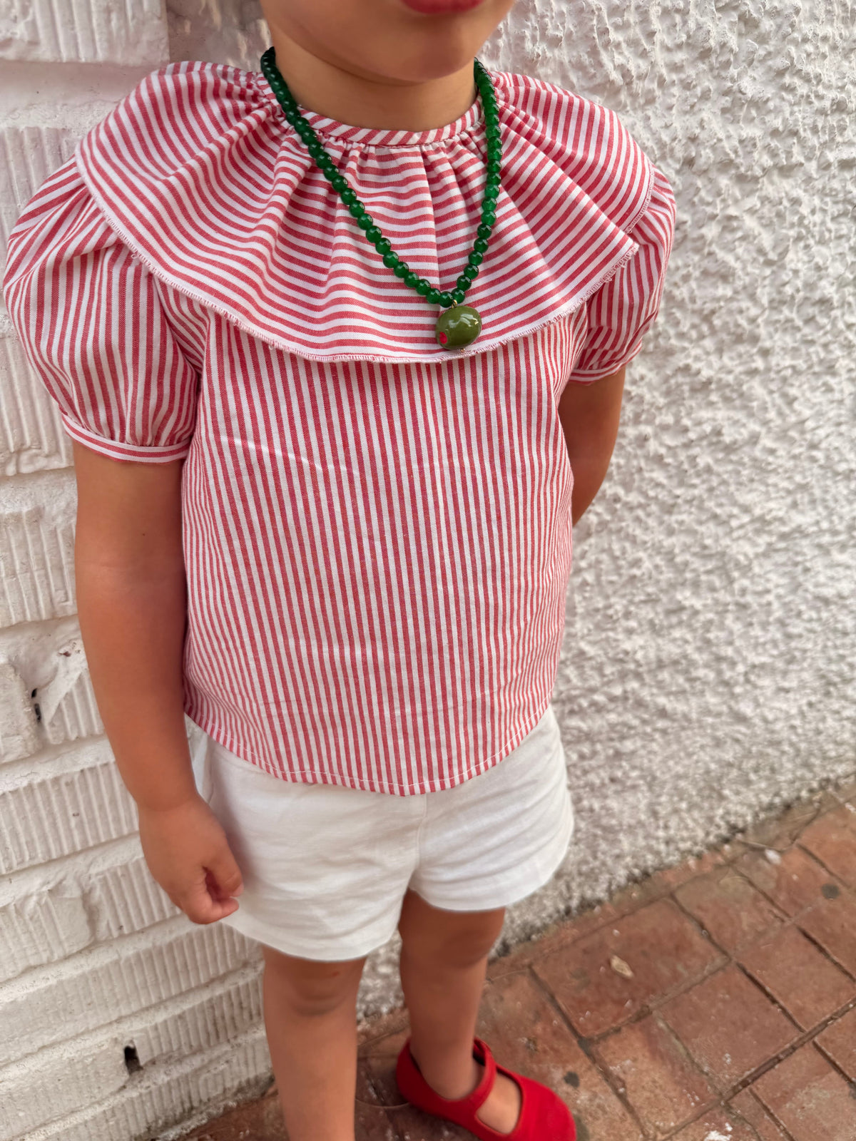 Niña con el Collar Aceituna Kids hecho a mano | esdeinés
