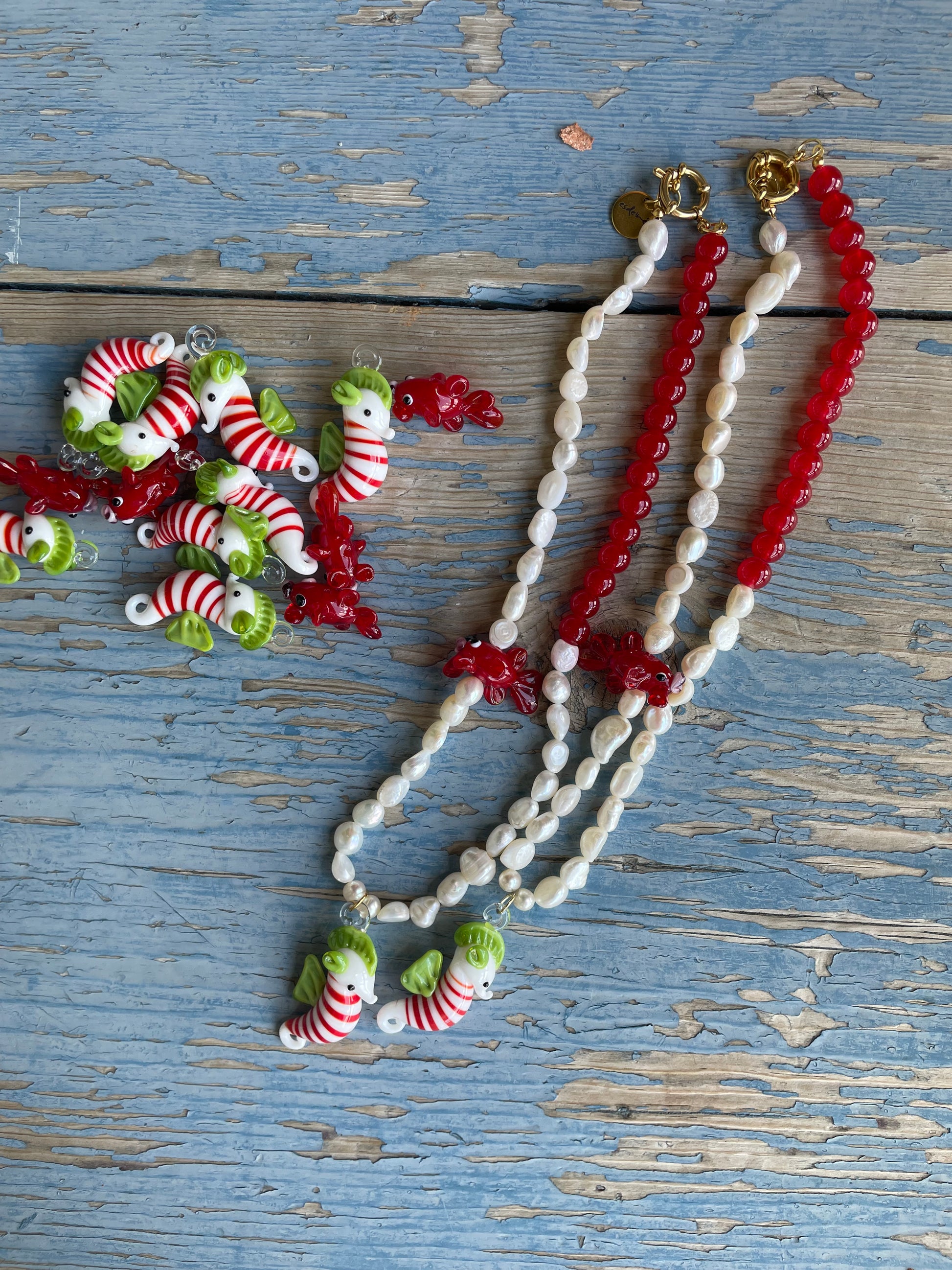 Collar Barrera de Coral caballito mar y perlas artesanal — detalle 4 | esdeinés