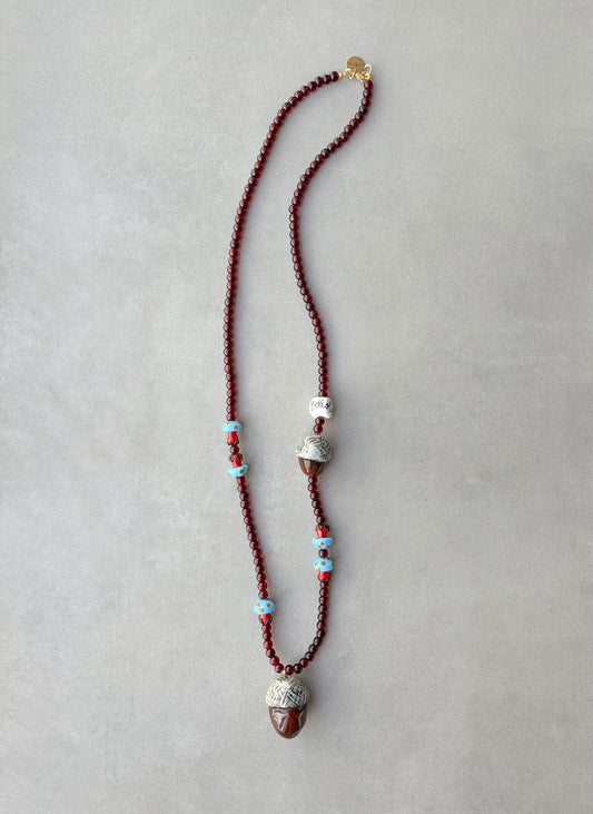 Collar Bellota largo con bellotas de porcelana pintada a mano y setas de cristal azul, vista frontal | esdeinés