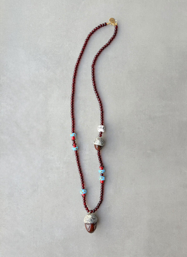 Collar Bellota largo con bellotas de porcelana pintada a mano y setas de cristal azul, vista frontal | esdeinés