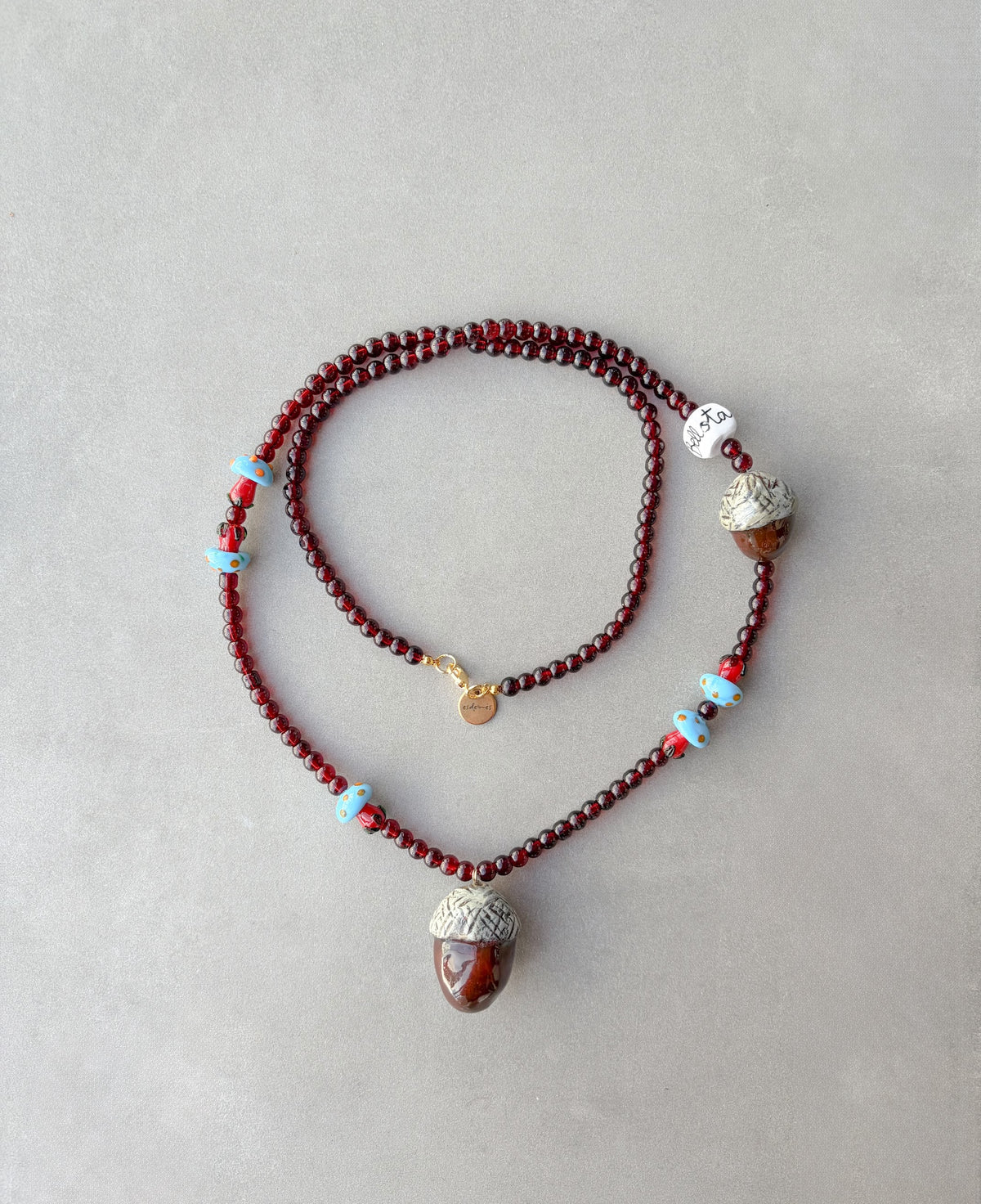 Collar Bellota con cuentas de cristal granate y la palabra bellota escrita a mano | esdeinés