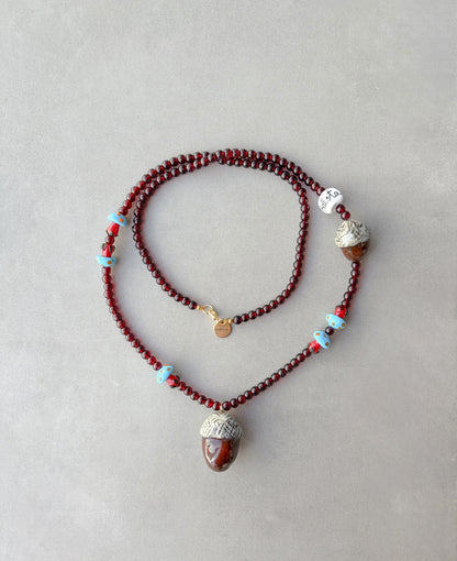 Collar Bellota con cuentas de cristal granate y la palabra bellota escrita a mano | esdeinés