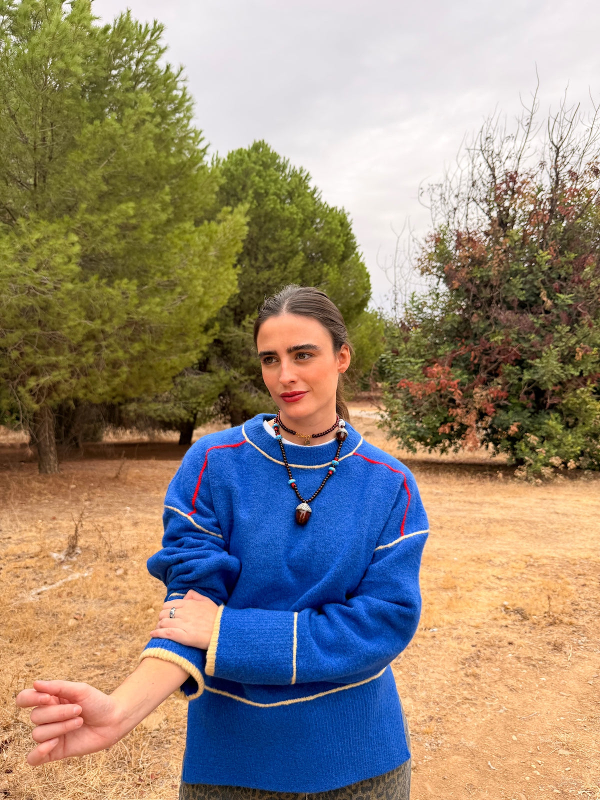 Collar Bellota puesto, con la bellota de porcelana pintada a mano sobre jersey azul | esdeinés