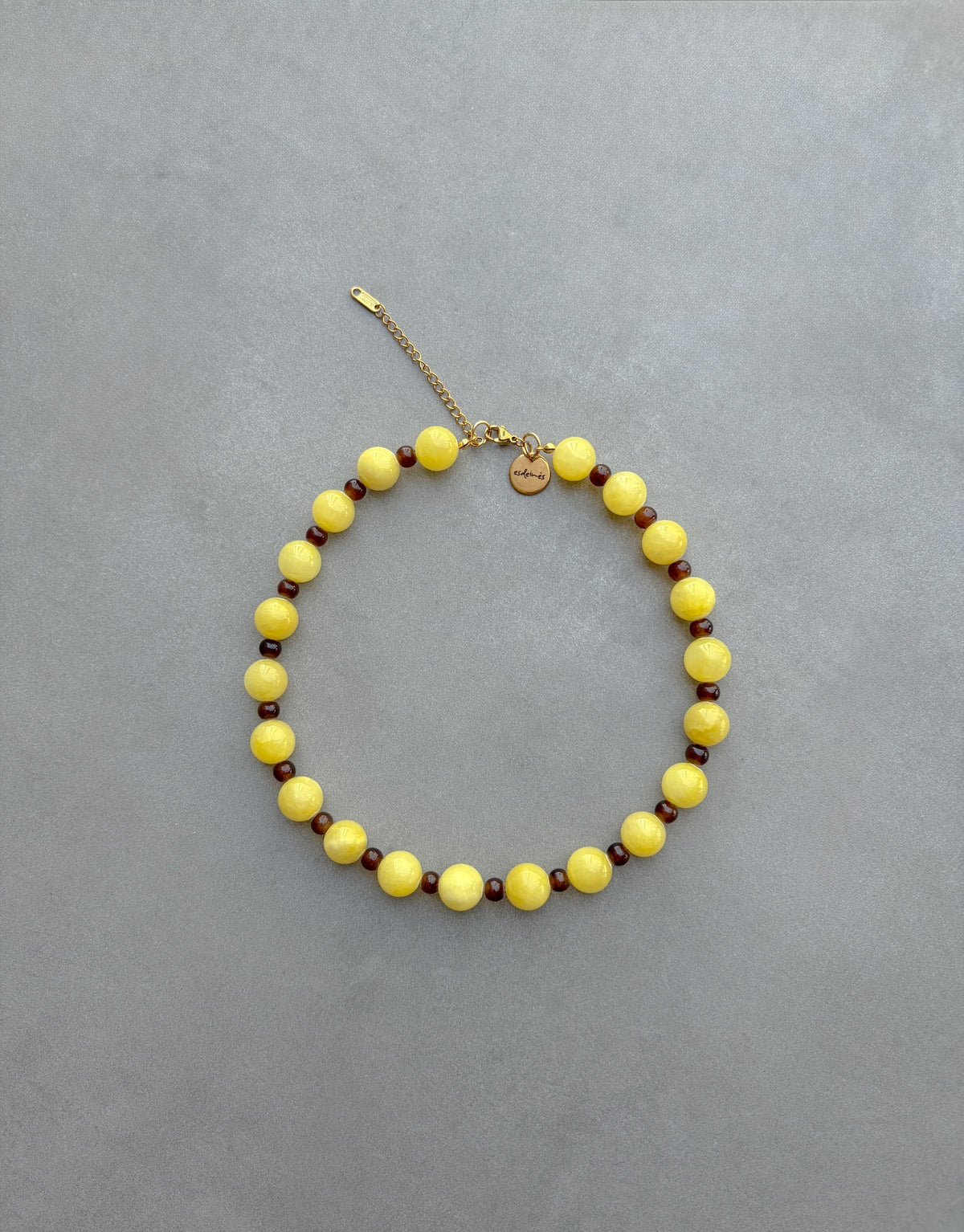 Collar Bicolor Mantequilla de piedra natural amarilla y cristal marrón, vista frontal | esdeinés