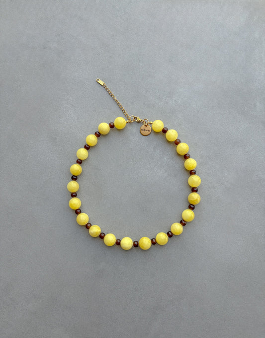 Collar Bicolor Mantequilla de piedra natural amarilla y cristal marrón, vista frontal | esdeinés