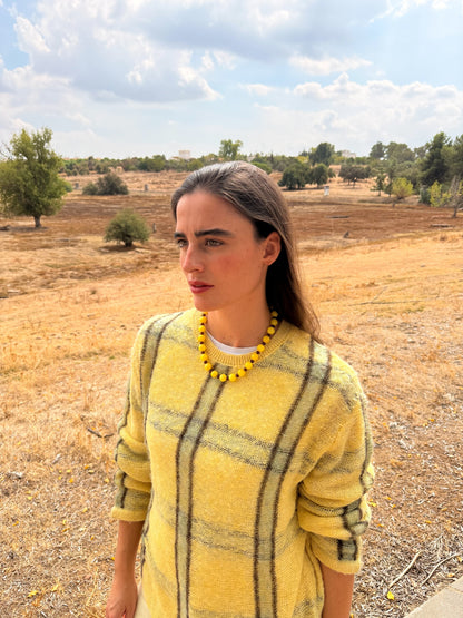 Collar Bicolor Mantequilla puesto sobre jersey amarillo de cuadros | esdeinés