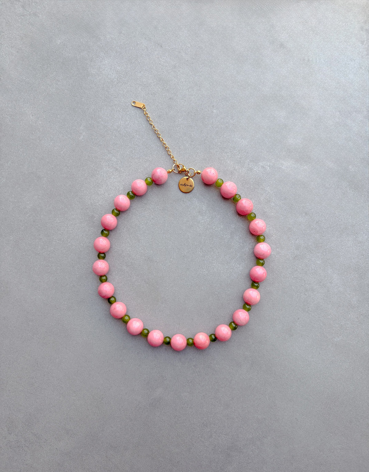 Collar Bicolor Rosa de calcedonia rosa y cristal verde pistacho, vista frontal | esdeinés
