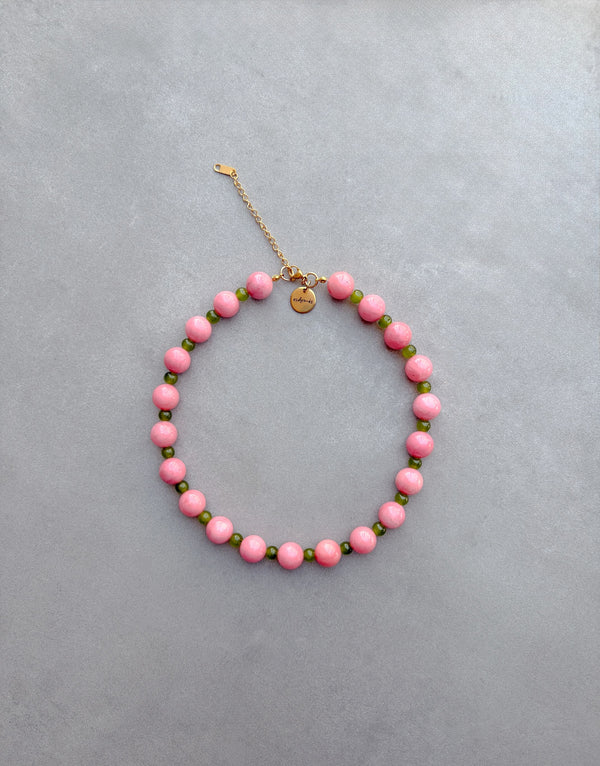 Collar Bicolor Rosa de calcedonia rosa y cristal verde pistacho, vista frontal | esdeinés