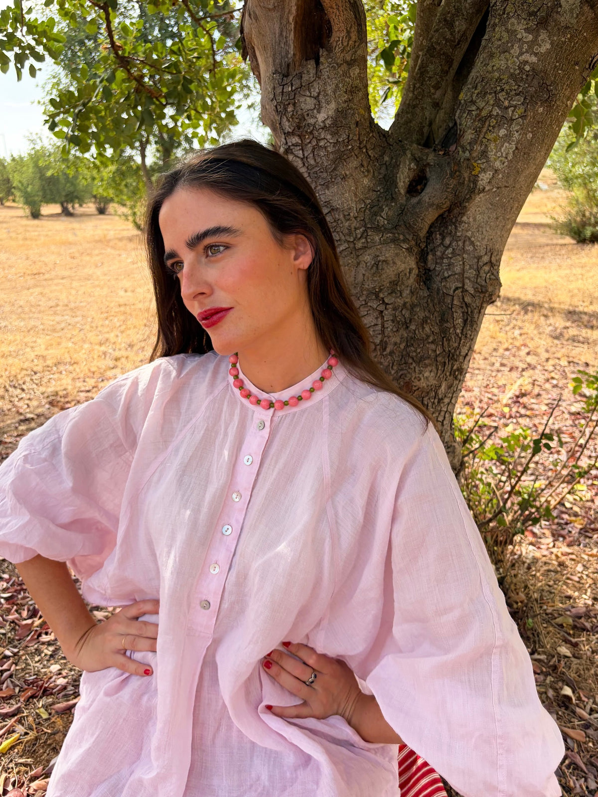 Collar Bicolor Rosa puesto sobre camisa de lino rosa | esdeinés