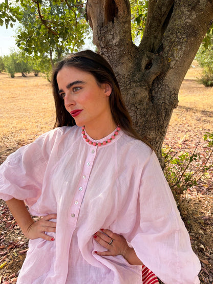 Collar Bicolor Rosa puesto sobre camisa de lino rosa | esdeinés