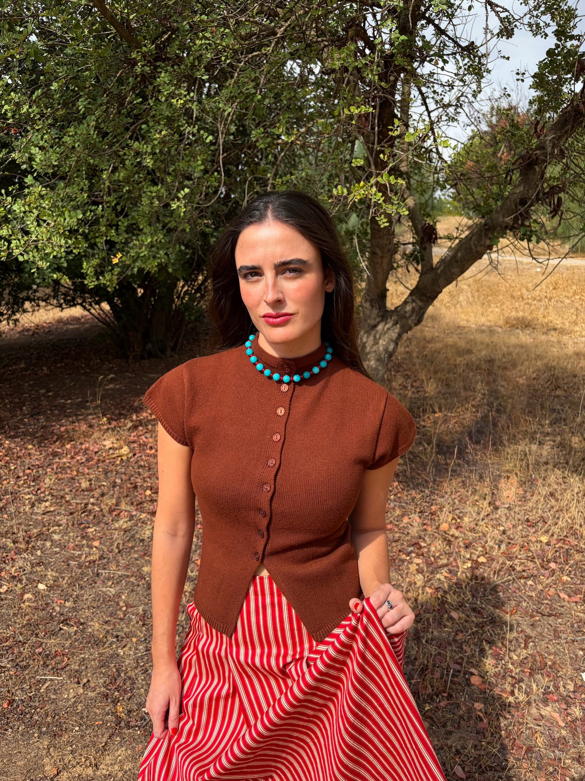 Collar corto de jade turquesa y cristal rojo, puesto | esdeinés