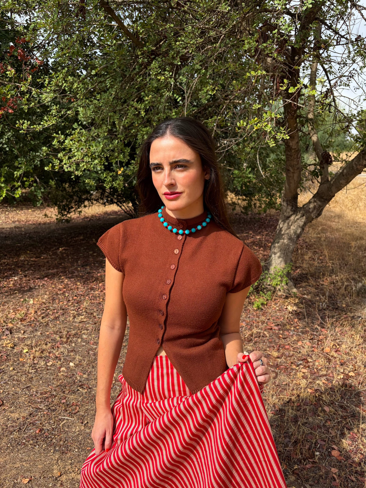 Collar Bicolor Turquesa puesto con top marrón y falda de rayas rojas | esdeinés