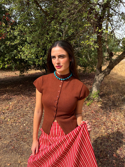 Collar Bicolor Turquesa puesto con top marrón y falda de rayas rojas | esdeinés