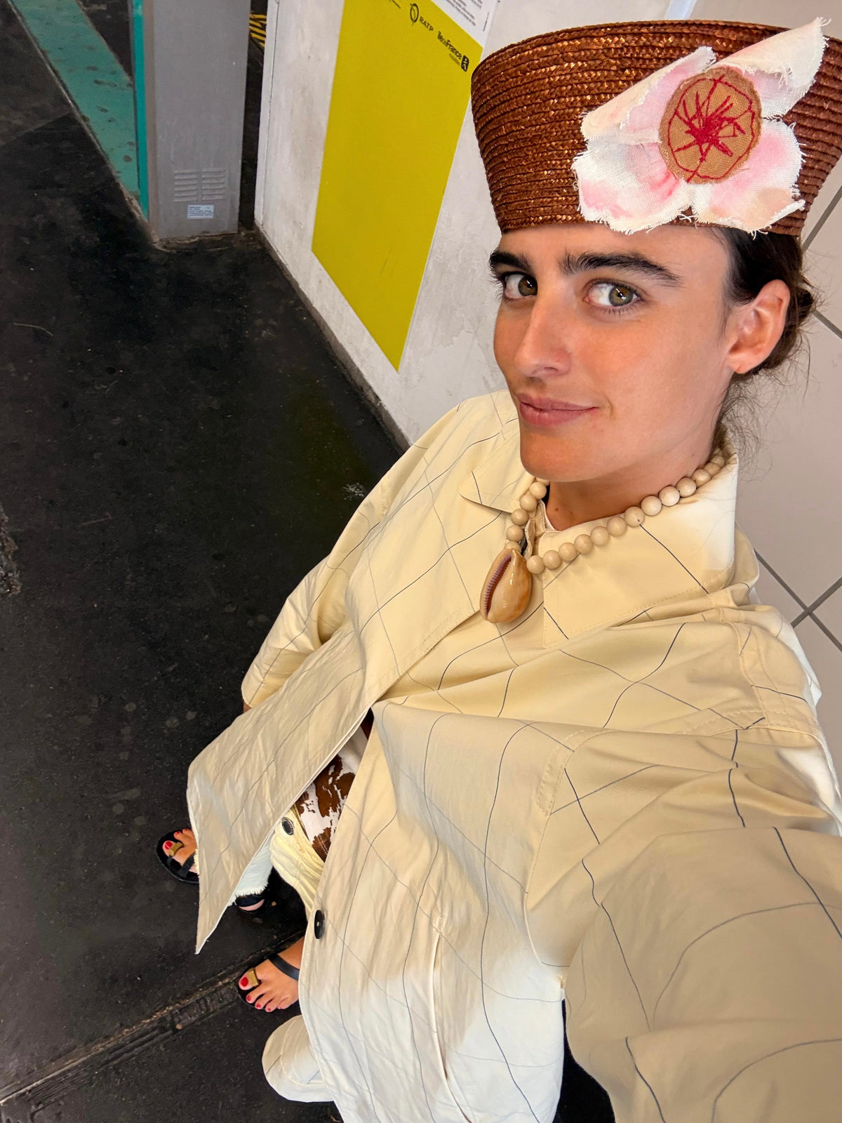 Collar Big Cauri y Casquete de Palma Flor artesanales, puestos | esdeinés
