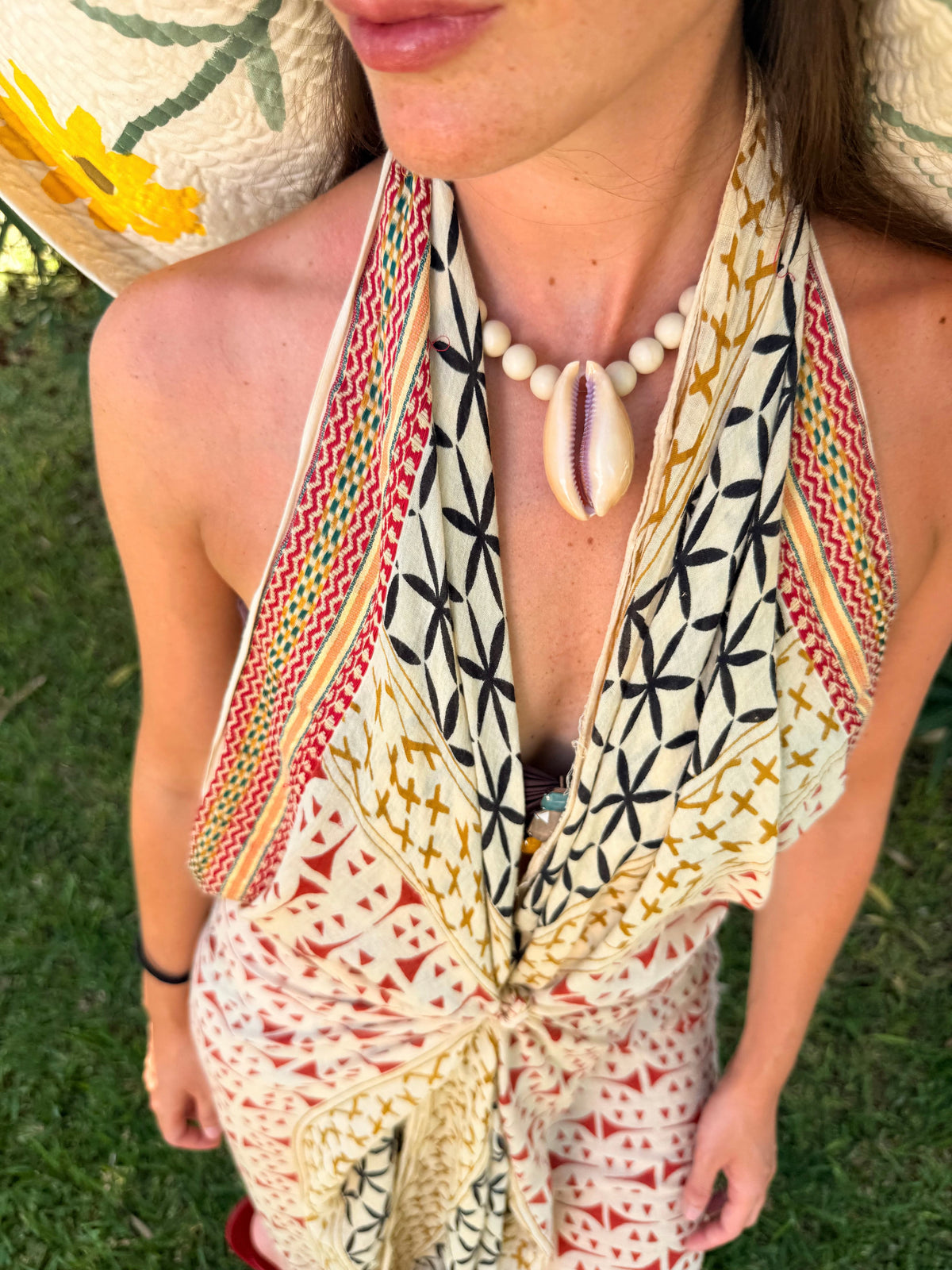 Collar Big Cauri de concha natural puesto con pareo estampado | esdeinés