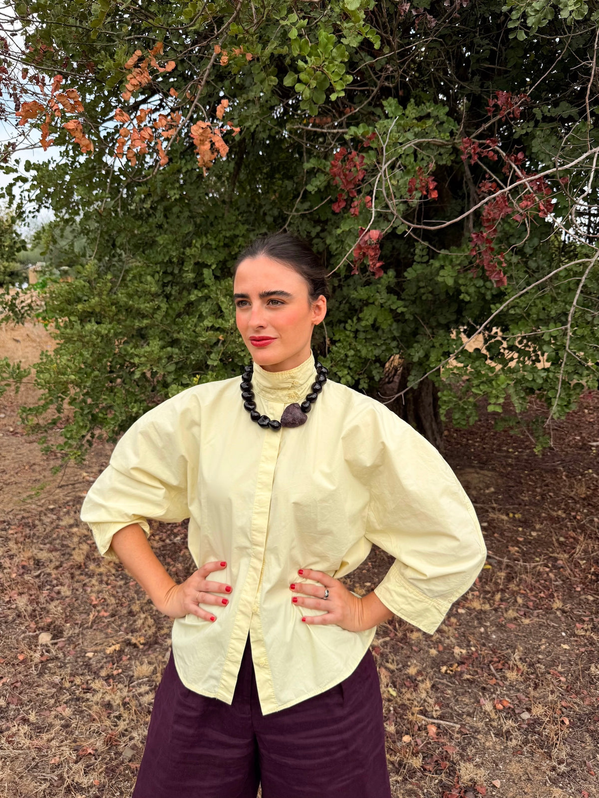 Collar berenjena con corazón grande puesto sobre camisa amarilla abotonada | esdeinés