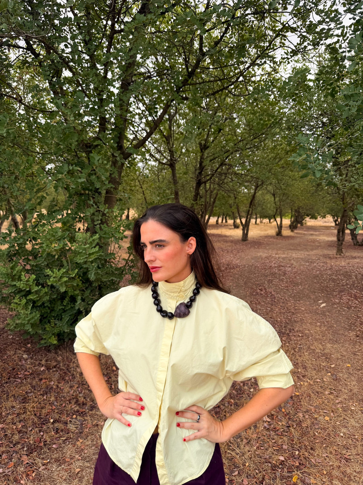 Collar Corazón Berenjena puesto sobre camisa amarilla | esdeinés