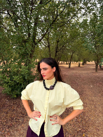 Collar Corazón Berenjena puesto sobre camisa amarilla | esdeinés
