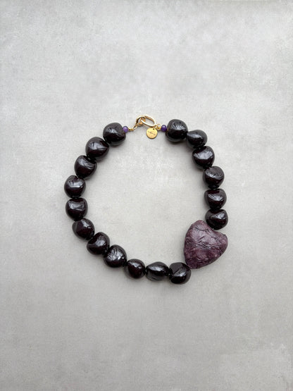 Collar Corazón Berenjena de semillas de coco con corazón grande, vista frontal | esdeinés