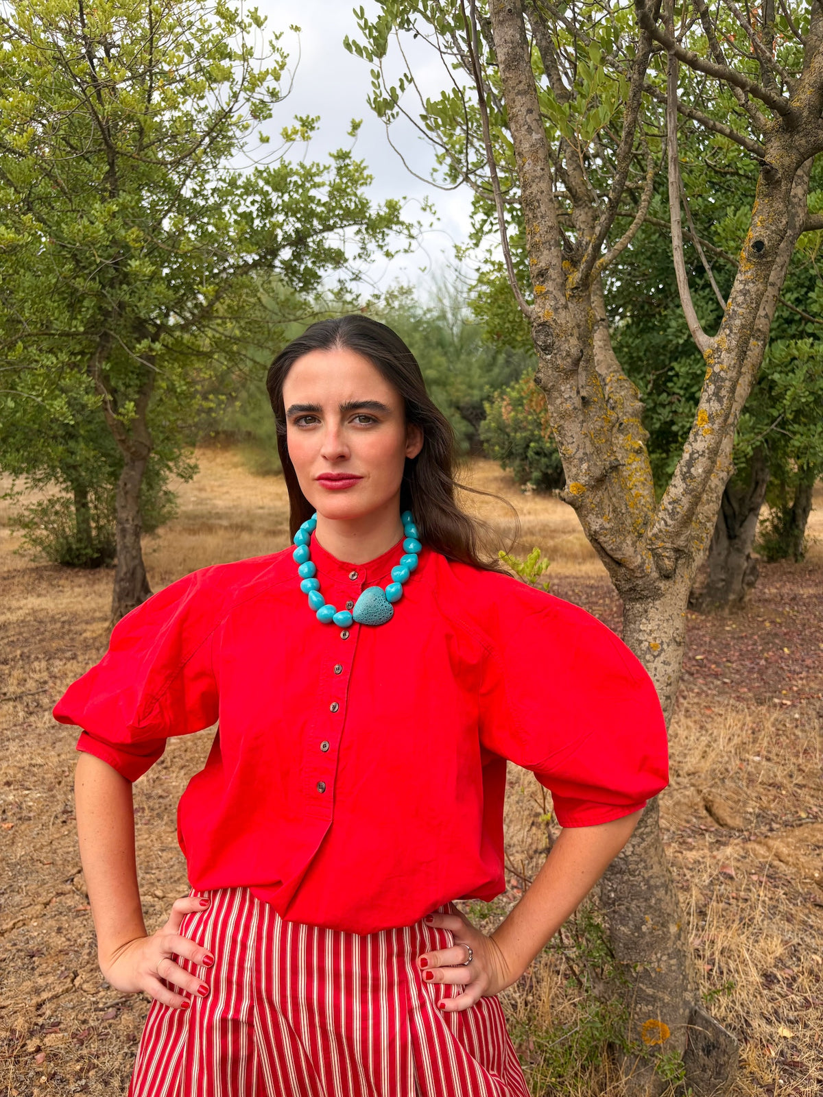 Collar Corazón Turquesa puesto sobre blusa roja | esdeinés