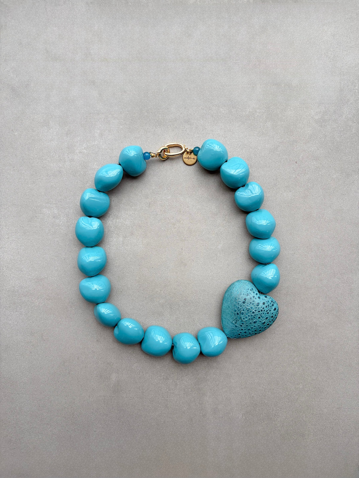Collar Corazón Turquesa de semillas de coco pintadas con corazón grande, vista frontal | esdeinés