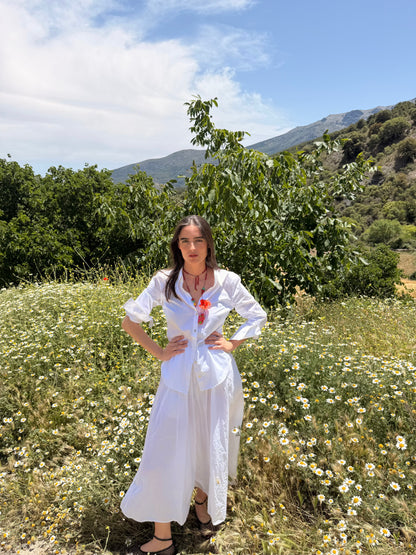 Collar Florero artesanal de porcelana con amapola, puesto en exterior con montañas – esdeinés