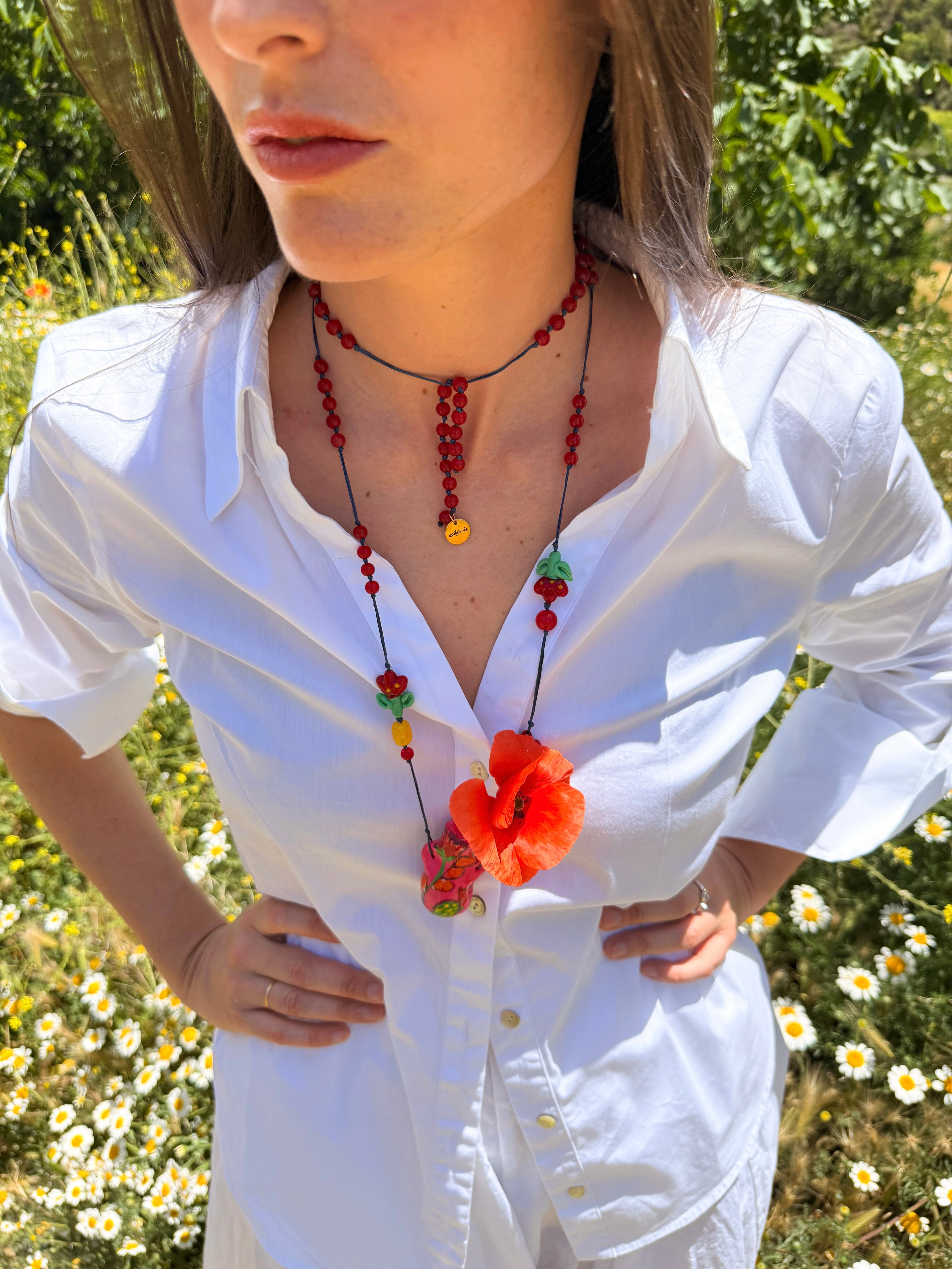Collar Florero de porcelana pintado a mano puesto con amapola real – joya artesanal esdeinés