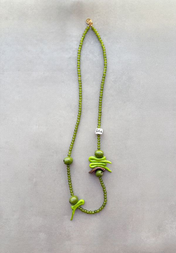 Collar Gilda Largo con aceitunas, piparras y anchoa de porcelana pintada a mano y cristal verde oliva, vista frontal | esdeinés