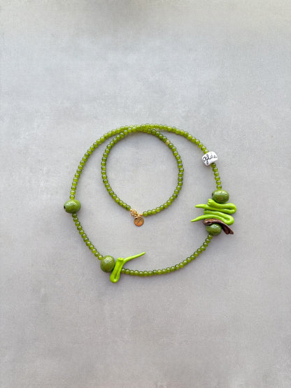 Collar Gilda Largo de 87 cm recogido, con la gilda de porcelana en detalle | esdeinés